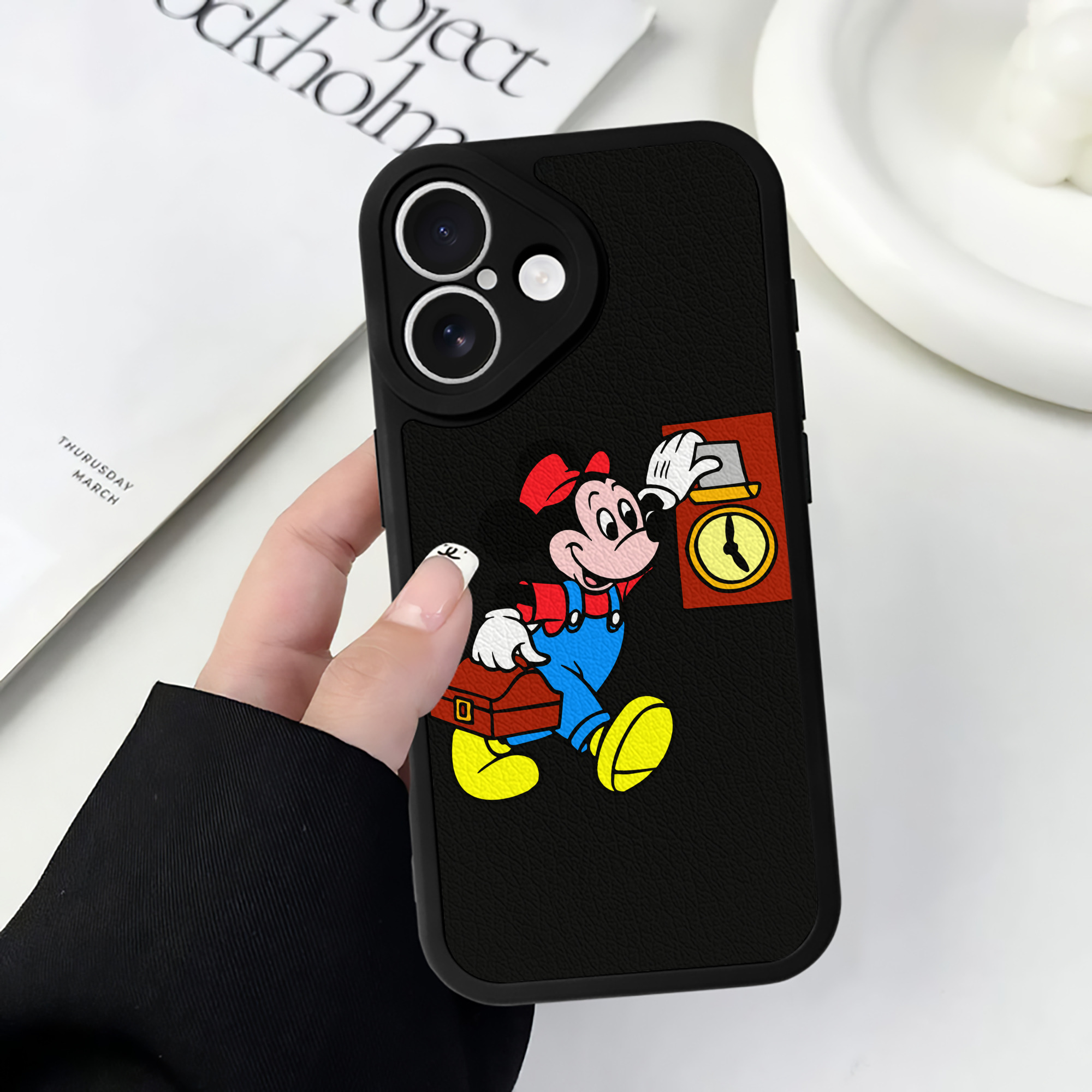 （画像用） ミッキーマウス Mickey Mouse 【iPhone 16シリーズ対応】シリコンスマホケース（レザー調） 材質：シリコン
